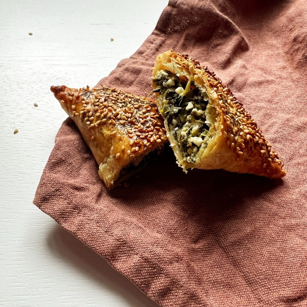 Hallo mooi mens, met een paar goede ingrediënten zet je zonder al te veel inspanning toch iets lekkers op tafel. Zo zijn deze spinazie en feta bladerdeeg hapjes recept