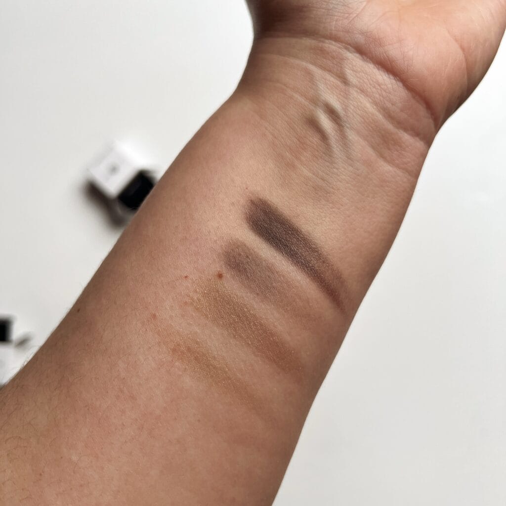 Lily Lolo Mineral Eye Shadow Soul Sister swatch, Black Sand swatch. Minerale oogschaduw review