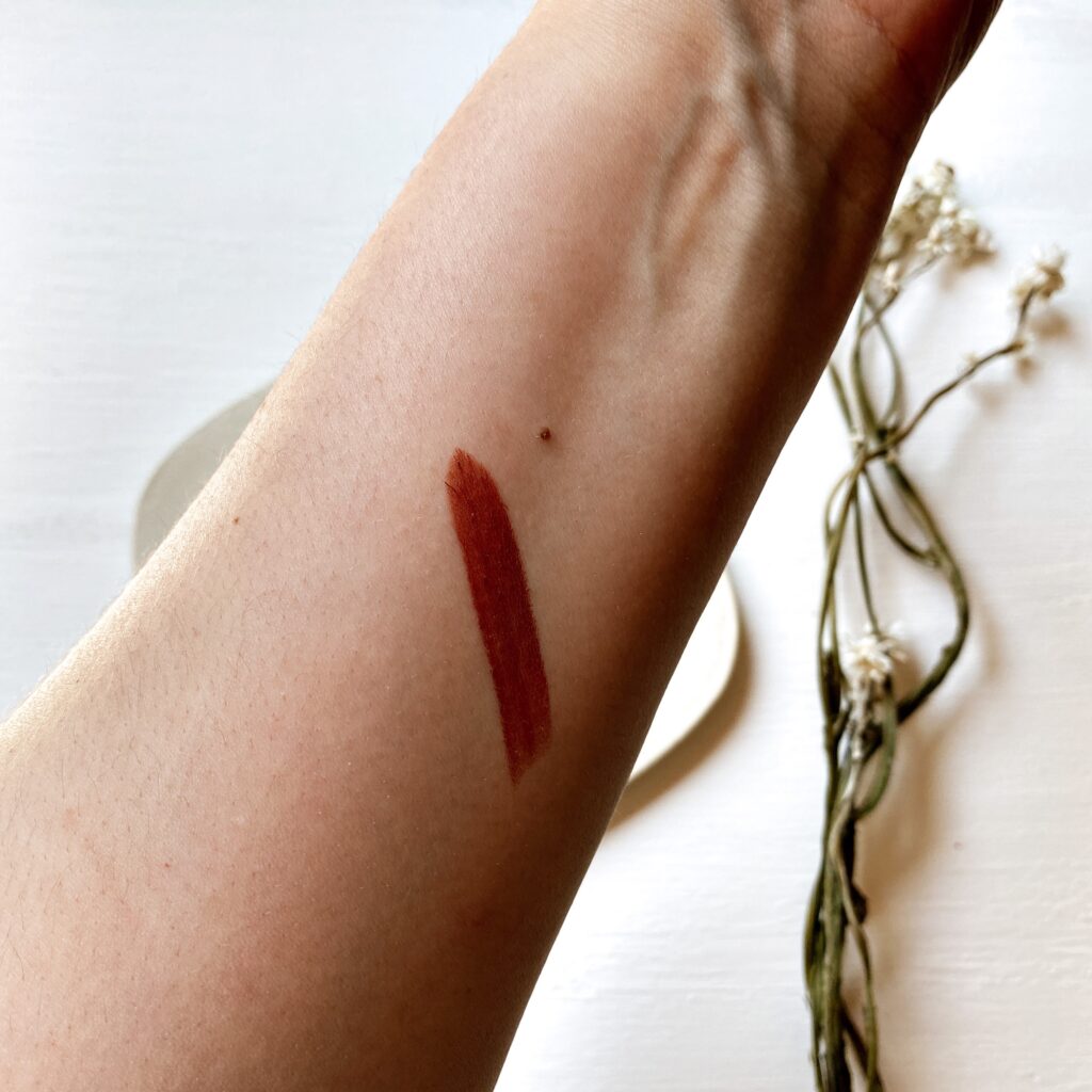 Couleur Caramel Lipstick Bright Review | 211 Chocolate Brown Swatch foto